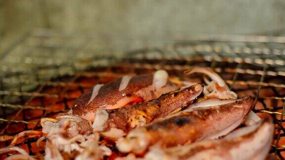 聚焦和平移:烹饪烧烤鱿鱼体