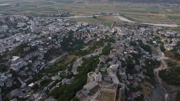 阿尔巴尼亚南部被联合国教科文组织列入名录的吉罗卡斯特古城街道鸟瞰图