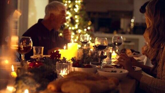 家人一起享受圣诞晚餐
