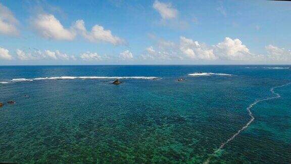 有岩石和海浪的海景Catanduanes、菲律宾