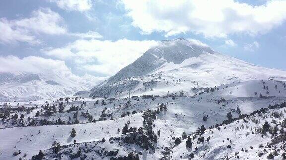 无人机画面的雪山风景