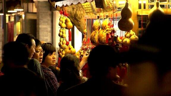 中国成都拥挤的锦里大街上的传统葫芦