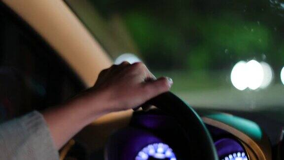 女性手握方向盘在夜间驾驶4K