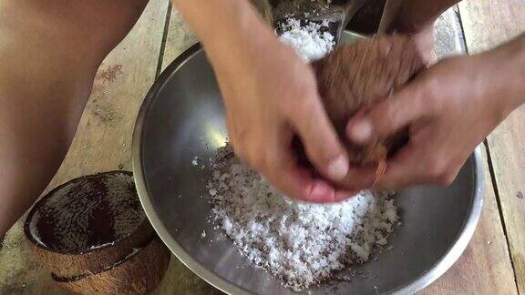 正在刮椰子的人