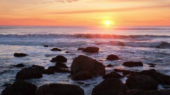 葡萄牙卡帕里卡海岸的大西洋日落海浪和岩石