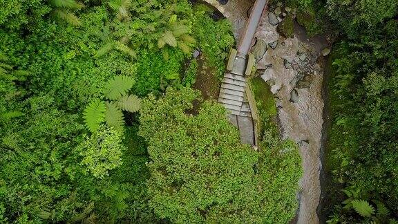 4K:无人机拍摄的Madakaripura瀑布东爪哇印度尼西亚