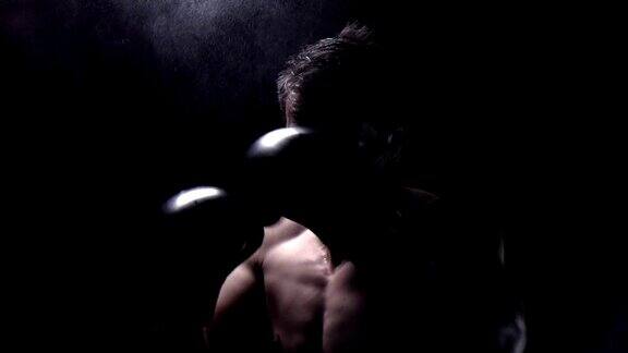 拳击手在阴影下拳击