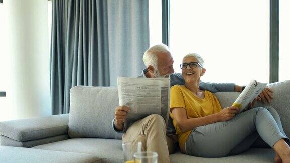 成熟的夫妻一边看杂志一边聊天