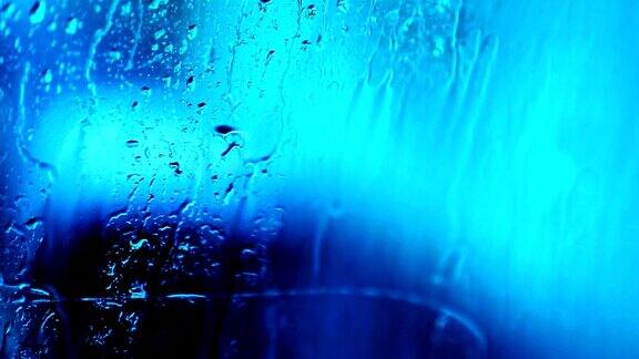 淡水滴在窗户玻璃上
