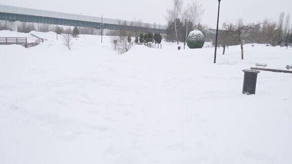 莫斯科YuzhnoyeButovo居民区大雪后被雪覆盖的步行街