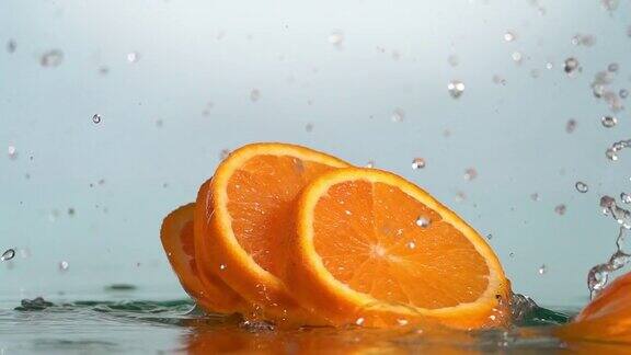 橙子碰到橙汁表面切成两半慢动作镜头