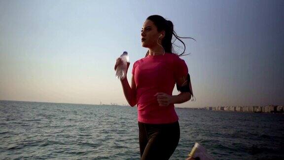 在海边慢跑的女人
