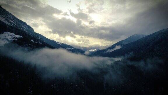 心灵吹山山谷雾景观空中