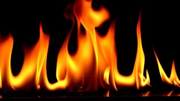 慢动作视频拍摄火焰火焰点燃和燃烧真正的火一条真正的火焰在黑色背景上点燃