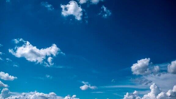 全高清时间推移白色蓬松的云移动事实在蓝天