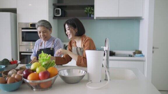 亚洲华人奶奶和孙女在厨房准备早餐