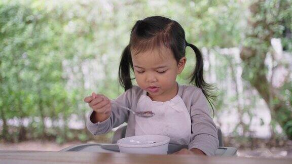 亚洲小女孩喜欢吃早餐的特写