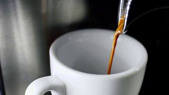 把咖啡倒入杯子里