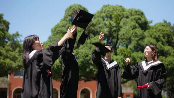 一群快乐的毕业生扔帽子