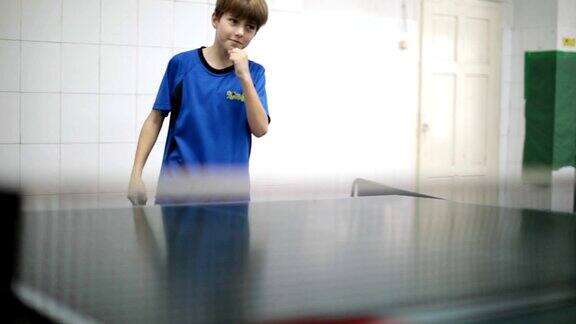 在打乒乓球的小男孩