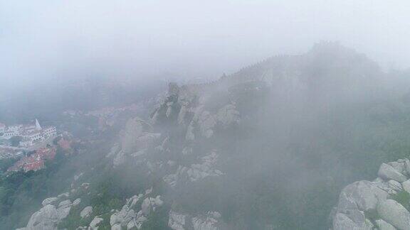 风景中世纪城堡山顶上的雾
