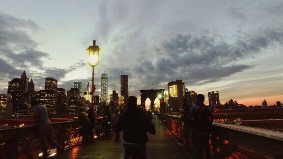 自行车视频:纽约布鲁克林大桥上的夜晚骑行