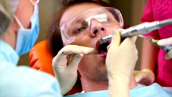 在牙医那里清除牙垢