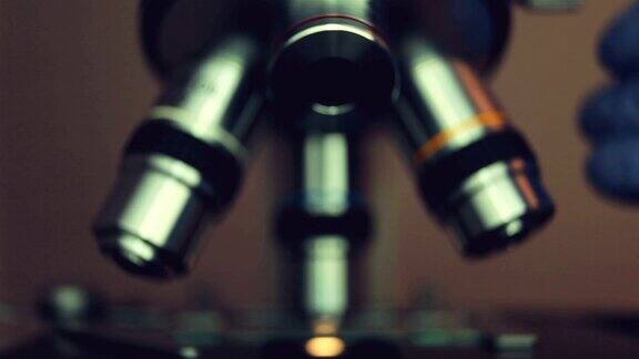 手科学家调整显微镜的目镜