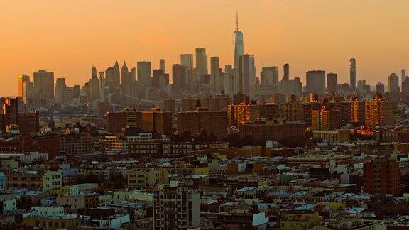 日落前的曼哈顿市中心和自由塔的远景从布鲁克林住宅区远眺航拍视频慢进镜头动作