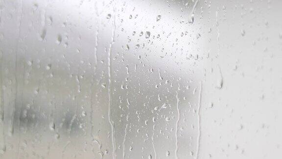 雨水倾泻在窗玻璃上
