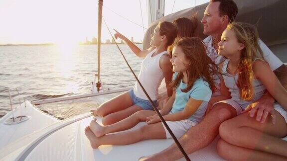 白人父母和女儿度假驾驶家庭游艇