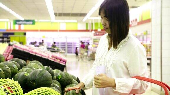 在超市买食物的女人