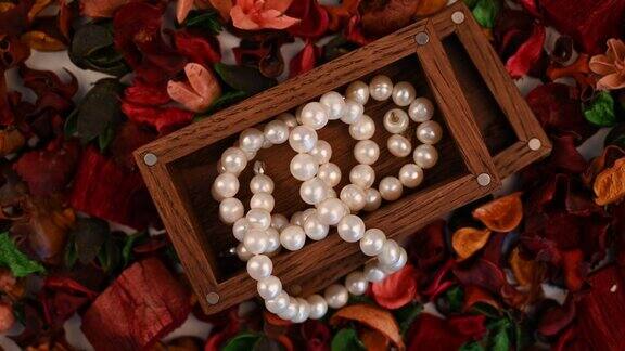 木盒里的珍珠首饰