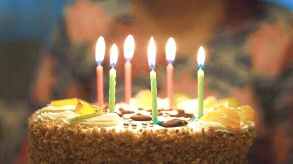 生日蛋糕和燃烧的蜡烛4k慢镜头60fps