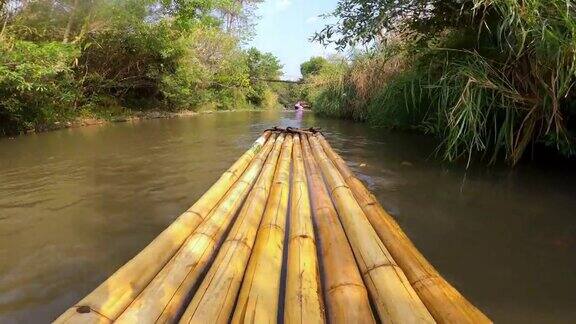 在泰国清迈迈旺热带雨林河上的竹筏被拍摄到在巴布木筏上