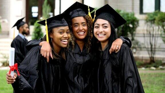 毕业后三个女人摆姿势照相