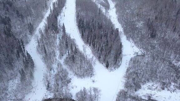 无人机观看冬季滑雪和滑雪场的滑雪场滑雪板