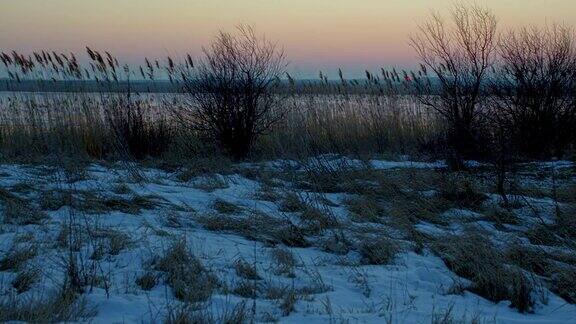 冬季日落时间流逝接近冰雪湖HDRRAW