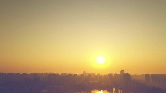 4k无人机在清晨拍摄大都市的日出美景