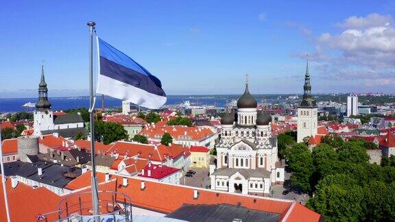 爱沙尼亚塔林老城的高赫尔曼塔上的爱沙尼亚国旗