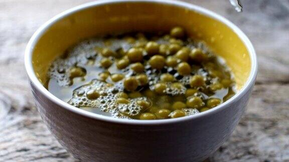 碗里的绿豌豆