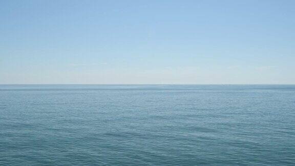 湛蓝平静的海面清晨有小波浪