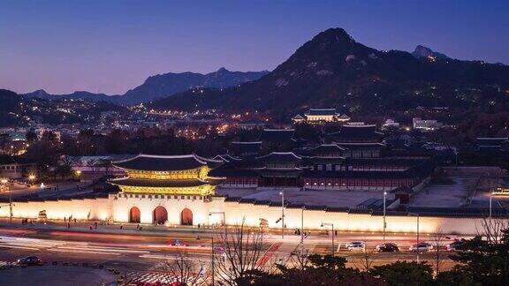 在韩国首尔市中心的光华门前京福宫和汽车经过宫名“京福宫”