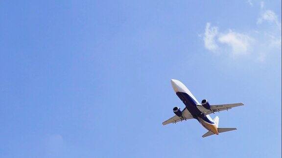飞机在蓝天上飞过飞机起飞飞向天空