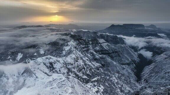 日出在雪后的山顶