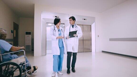 医生们在医院的走廊上走动和交谈