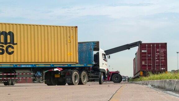 在码头商埠的集装箱货物仓库交通繁忙移动起重机卡车装载集装箱到货运列车商业物流进出口运输或货运运输