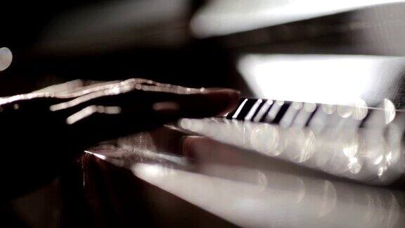 钢琴家打开钢琴盖用激情触摸键盘