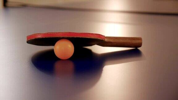 桌上的乒乓球和乒乓球拍