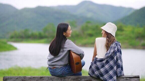 4K迷人的亚洲女性朋友一起在暑假露营